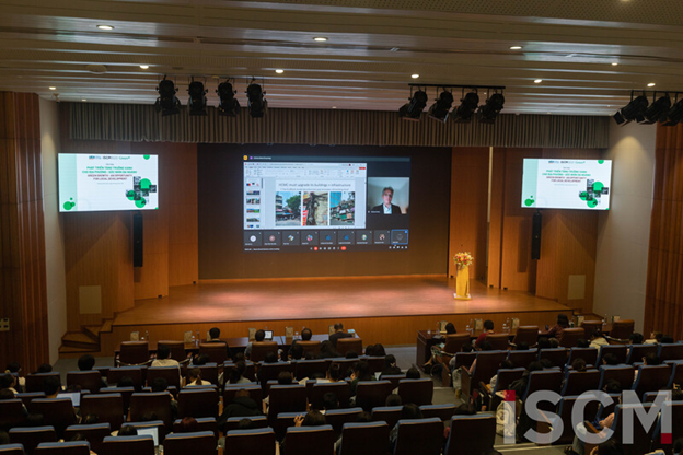 A room with a large screen and a podiumDescription automatically generated