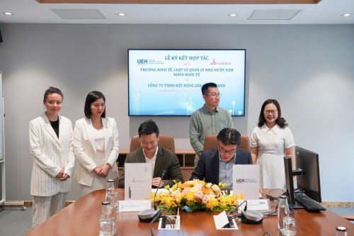 MoU signing ceremony between Smartland Company Limited and UEH College of Economics, Law, and Government

