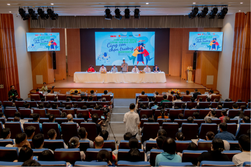 UEHxTuoi Tre Newspaper] Nearly 2,000 Parents Participate in Online and In-Person Admission and Career Orientation: Accompanying Your Child towards Choosing a University
