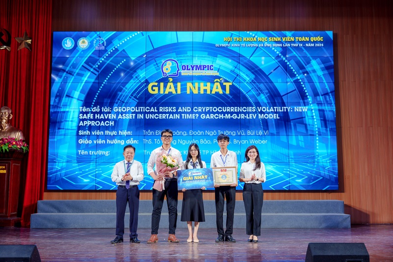 UEH Students Wining the First Prize at the National Science Competition for Students "Olympic of Econometrics and its Applications 2024”