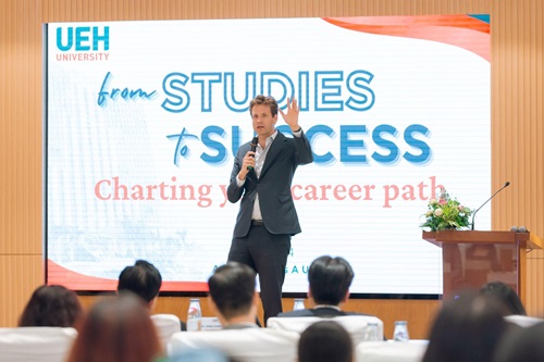 A special talk with the Vice Mayor of Rotterdam - Vincent Rotterdam with the topic of "From studies to success: Charting to career path" at UEH