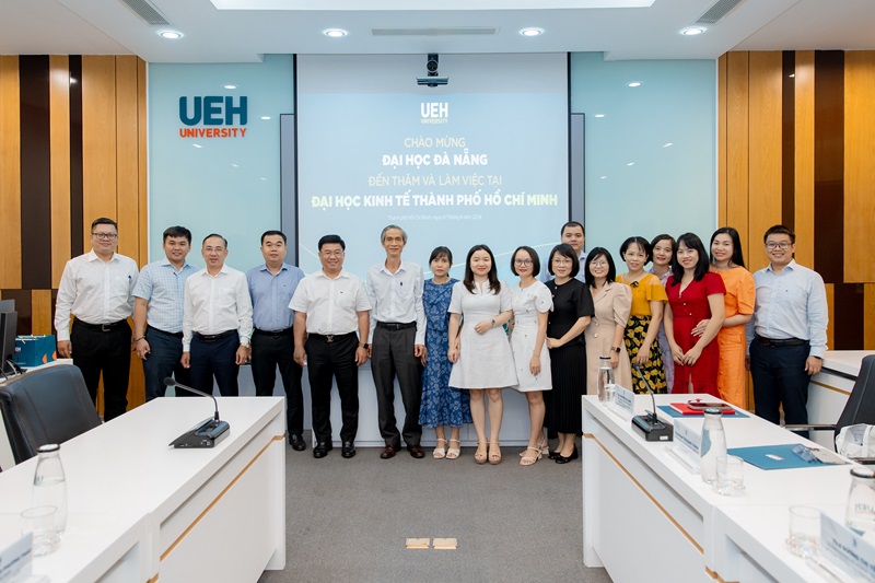 A delegation from the University of Danang paying a working visit to UEH
